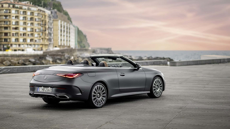 The largest convertible in the class, the Mercedes CLE received special leather seats that keep cool in summer.
